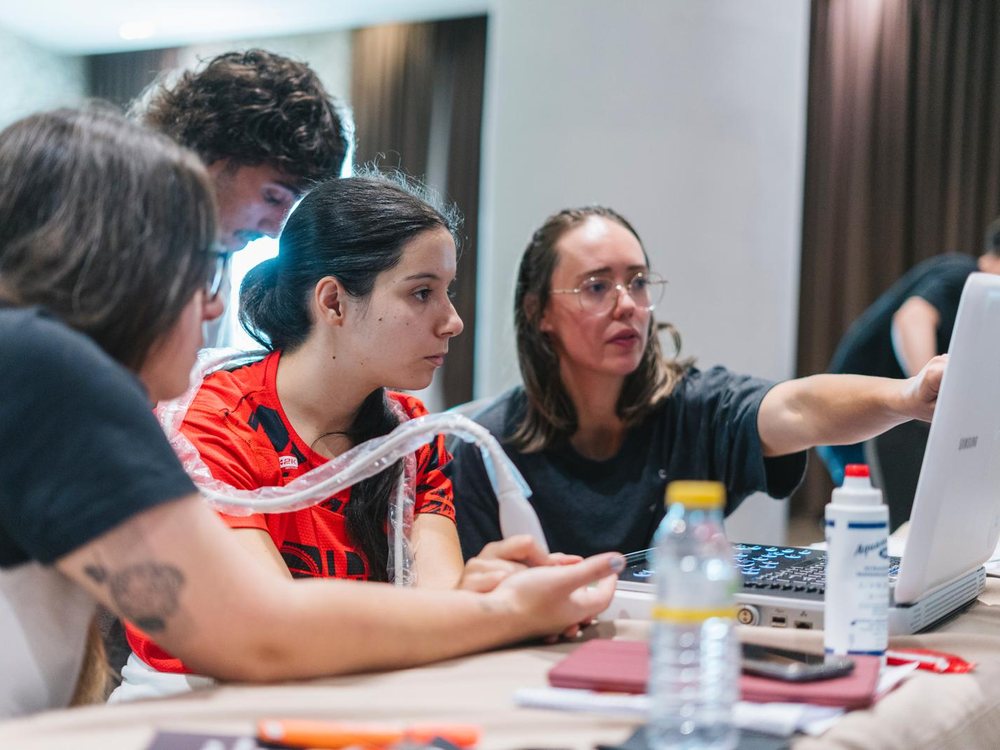 Práctica con material sobre la mesa